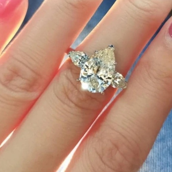 Glamorous Rhinestone Pear cut, Water drop Sparkle Bling Silver tone Ring Size 7 - Picture 2 of 6